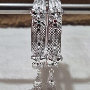 सिल्वर कलर मे झुमर ओर लटकनं के साथ