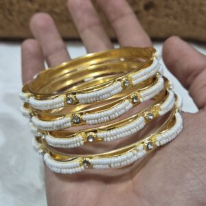 सफेद चिढ़ में 4 चूड़ी N7