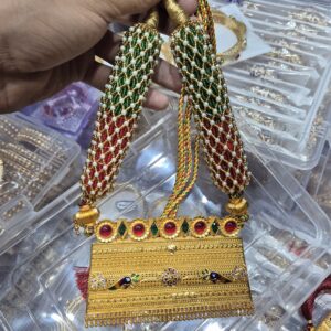 आड में गोल्डन कलर D3