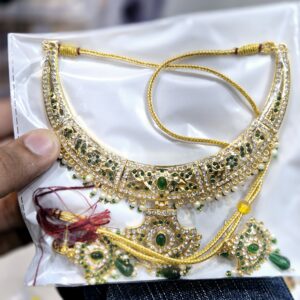 Green colour Nekless ke saath earrings C9